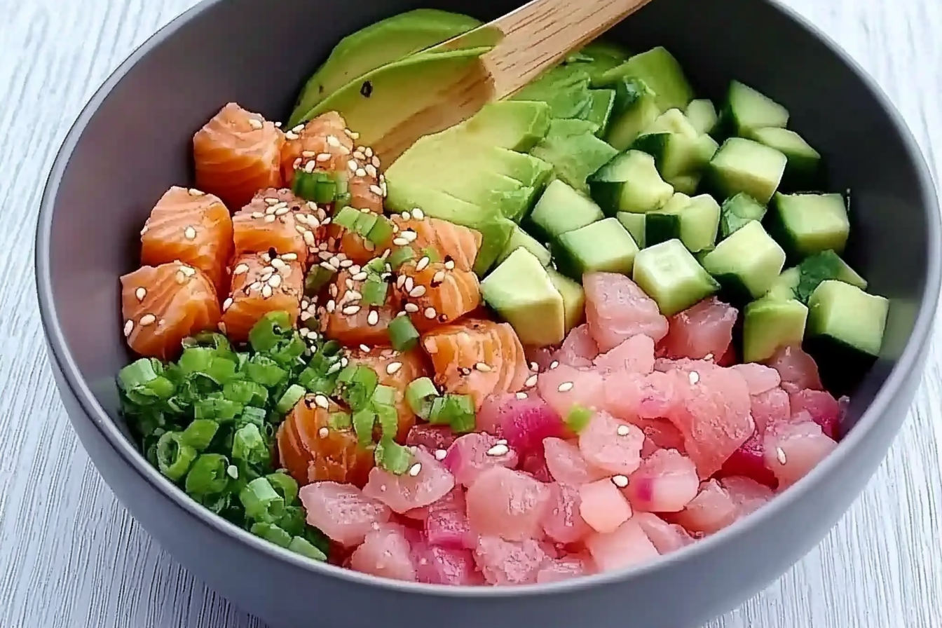 Poke bowl z łososiem i awokado