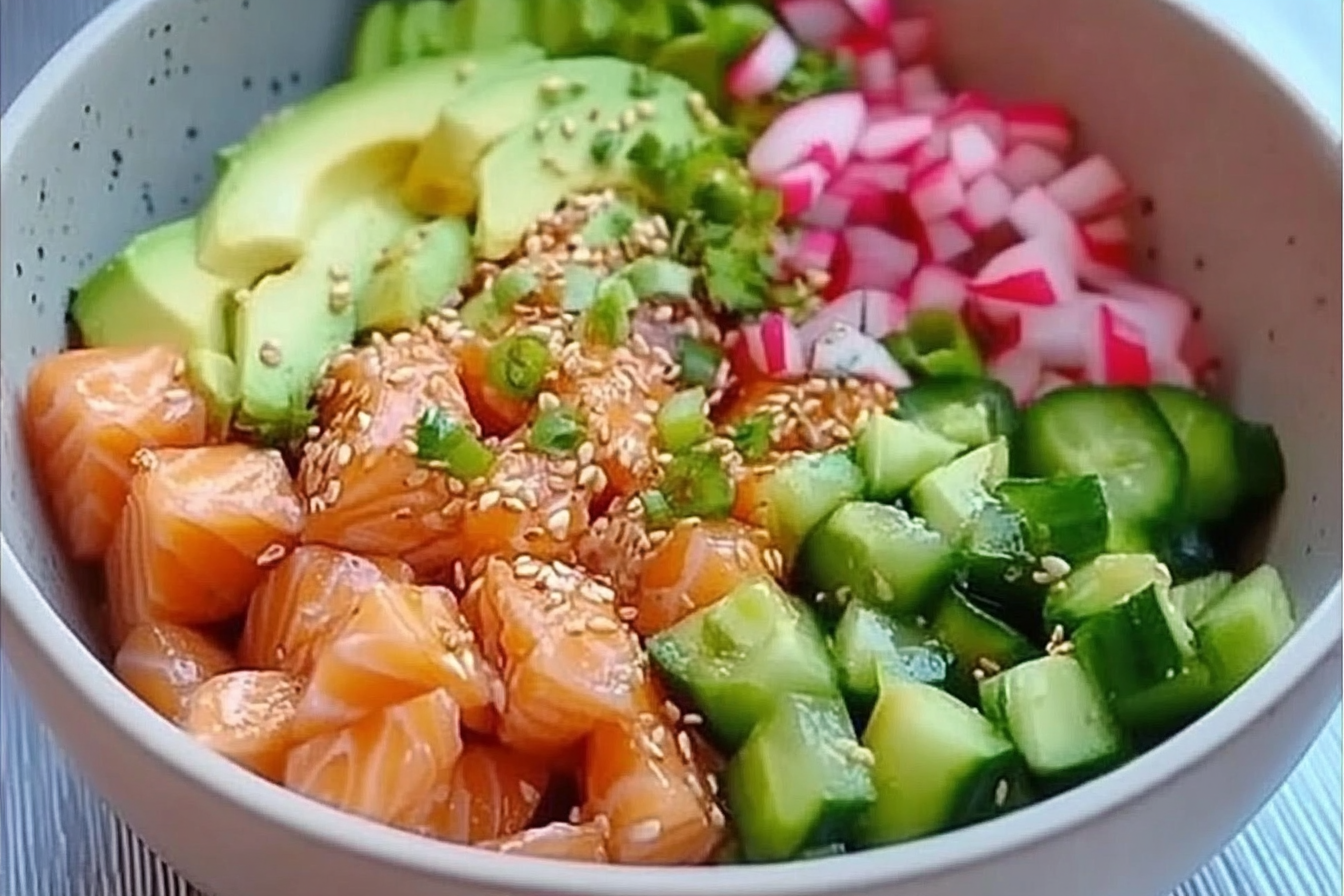 Poke bowl z łososiem i awokado