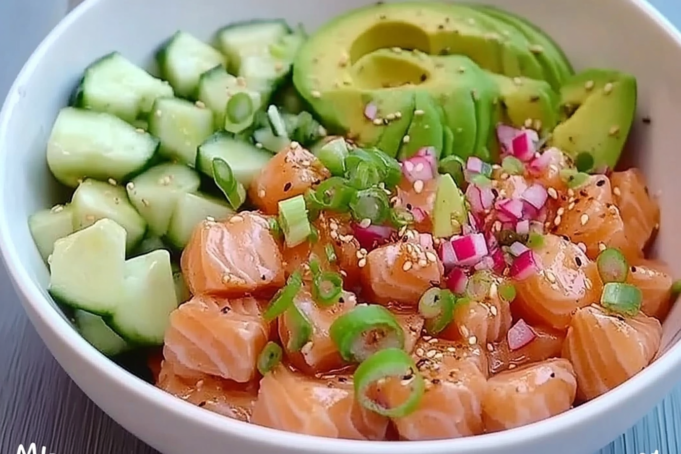 Poke bowl z łososiem i awokado