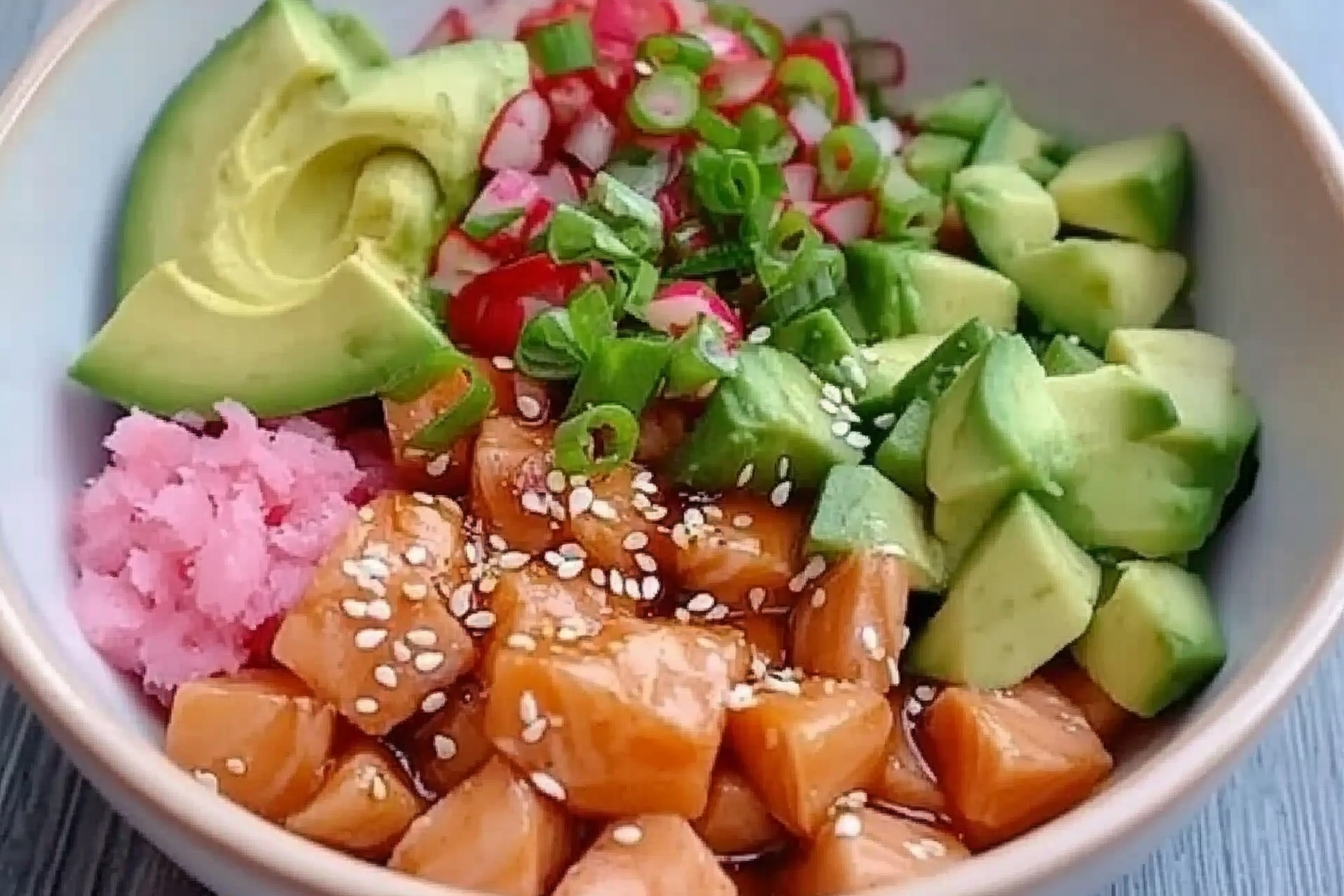 Poke bowl z łososiem i awokado